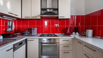 Frigorífico, horno, placa de cocina y lavavajillas