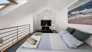 A bedroom with a bed, a TV, a painting, and a skylight. - 1 bedroom cozy apartment in Sibenik (Sibenik)