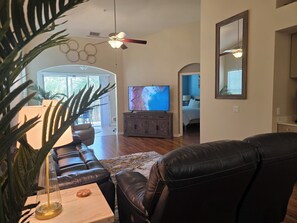 2 chambres, fer et planche à repasser, Wi-Fi, draps fournis