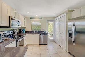 Four Ă micro-ondes, un four, surface de cuisson, lave-vaisselle