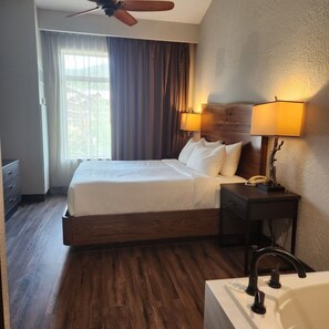 2 bedrooms, in-room safe, iron/ironing board, free WiFi