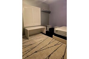 3 عدّة غرف نوم ومكواة/لوح كي وخدمة الإنترنت وملاءات أسرّة