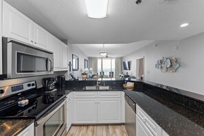 ثلاجة، ميكروويف، فرن، موقد طهي مسطح