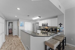 Réfrigérateur, four à micro-ondes, un four, surface de cuisson