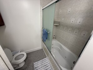 Jetted tub, hair dryer, bidet, towels