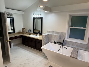 Vasca idromassaggio, asciugacapelli, bidet, asciugamani