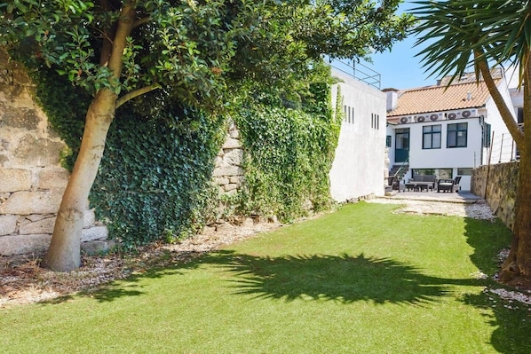 Property grounds - 4 Master Suites House with Hot Tub & Backyard, Central Location (Vila Nova de Gaia)