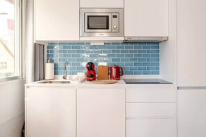 Refrigerador, microondas, parrilla de estufa y cafetera y tetera 