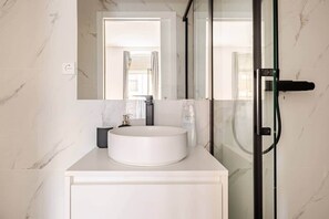 Regadera, secadora de cabello, papel de baño 