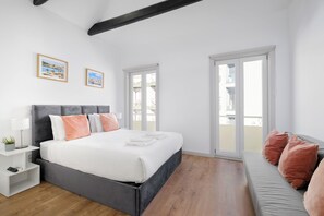 4 bedrooms, iron/ironing board, free WiFi, bed sheets