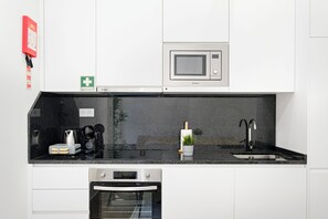 Frigorifero, microonde, forno, piano cottura