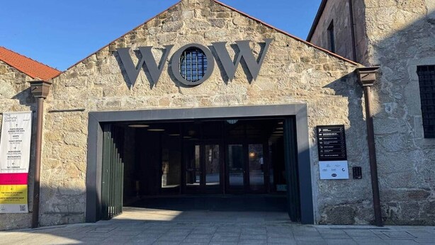 A building with a large 'WOW' sign above the entrance. - Riverside Studio By Luís Bridge, WOW & Half Rabbit (Vila Nova de Gaia)