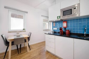 Fridge, microwave, stovetop, coffee/tea maker - Riverside Studio By Luís Bridge, WOW & Half Rabbit (Vila Nova de Gaia)