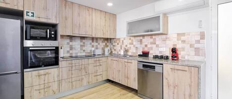 Geladeira, micro-ondas, fogão, cooktop