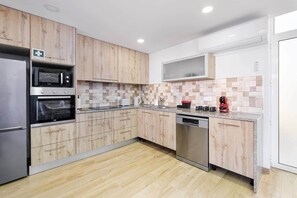 Frigorífico, microondas, horno y placa de cocina
