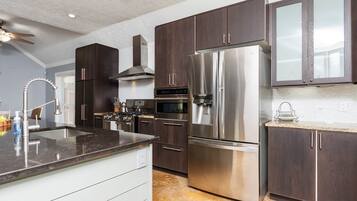 Jääkaappi, mikroaaltouuni, uuni, liesi