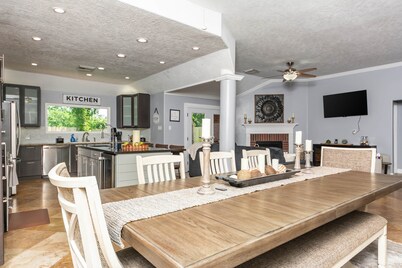 Home in League City, TX with firepit & grill