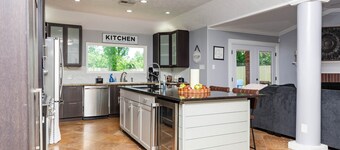 Home in League City, TX with firepit & grill