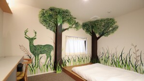 Een slaapkamer met een bed, een bureau en een raam met gordijnen.
