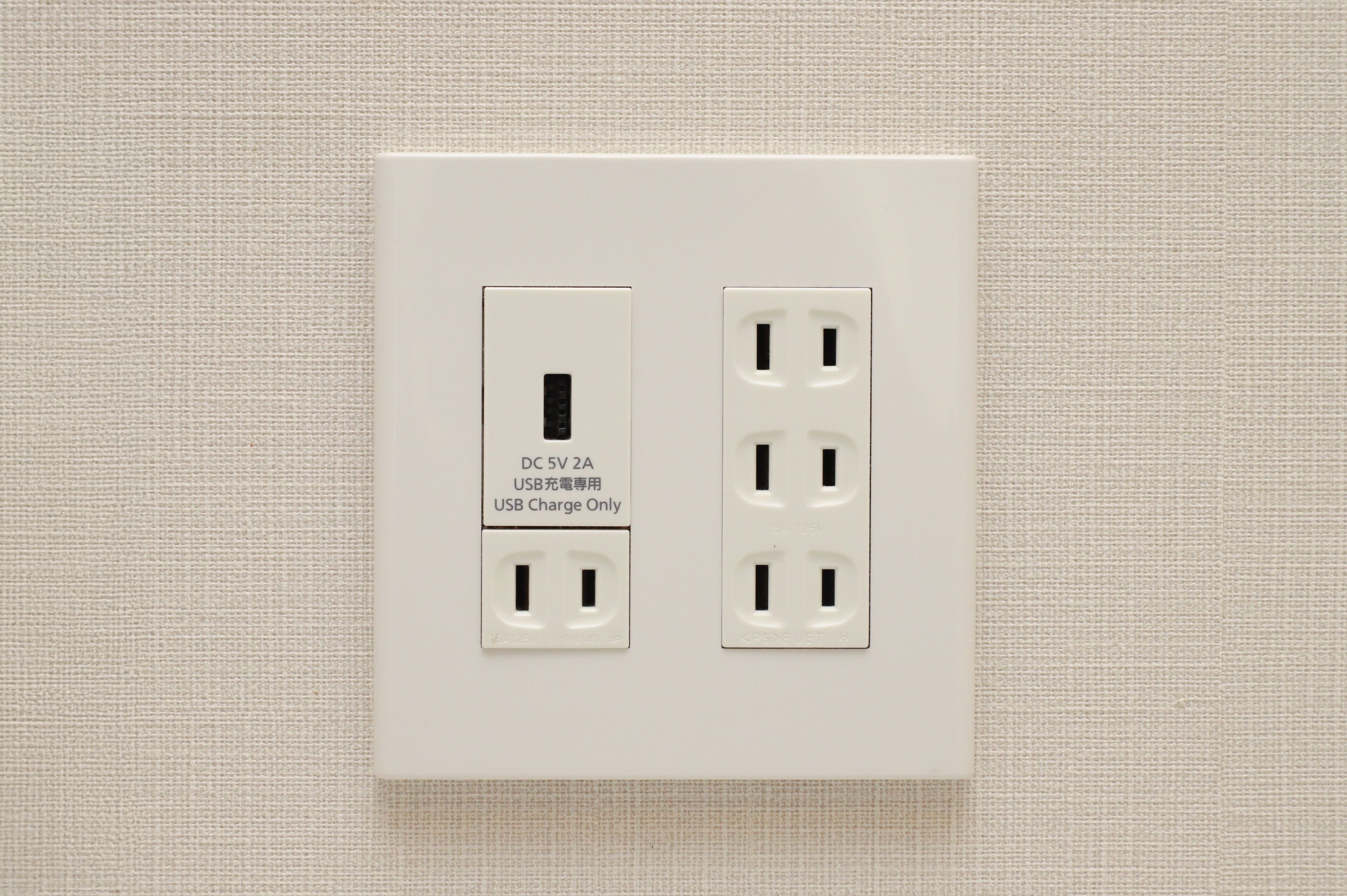 セーフティボックス (室内)、遮光カーテン、WiFi (無料)、ベッドシーツ