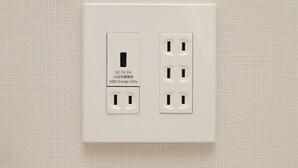Een stopcontact met een USB-laadpoort en drie standaard stopcontacten.