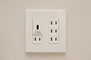 خزنة داخل الغرفة وستائر تعتيم وواي فاي مجانًا وملاءات أسرّة