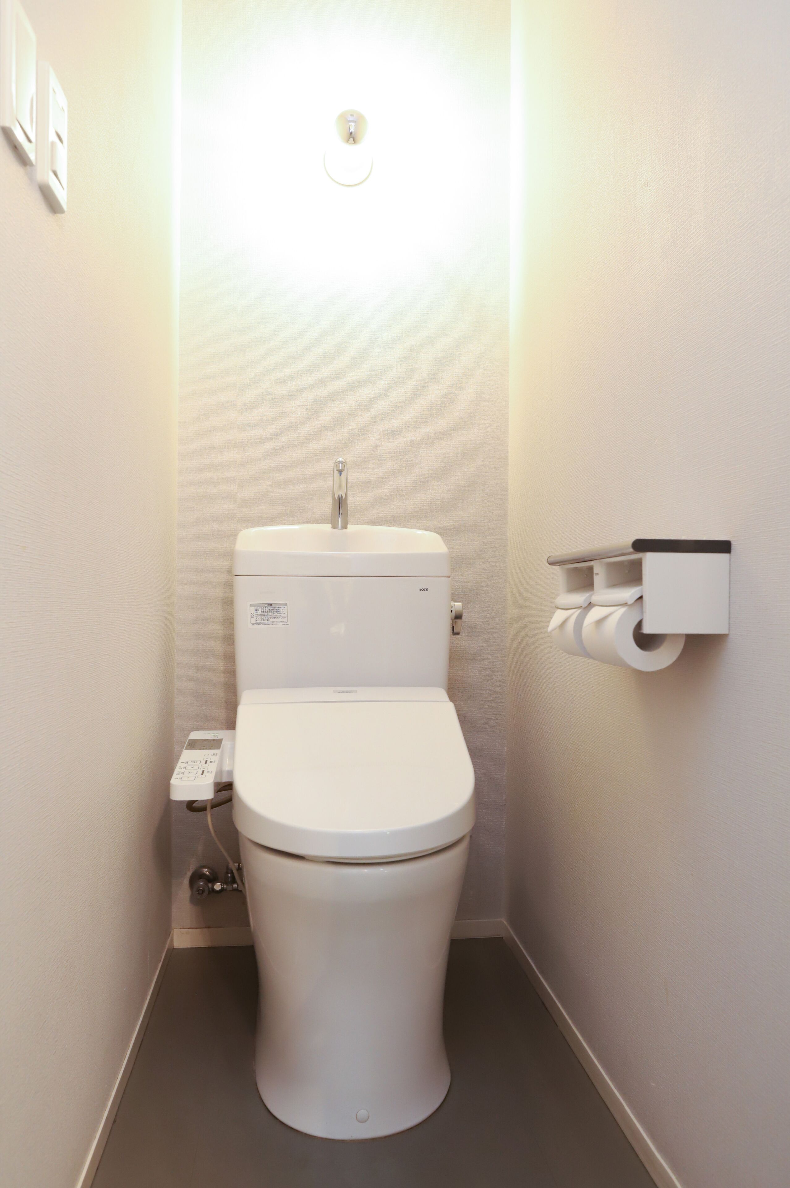 Haartrockner, Hausschuhe, Shampoo, Toilettenpapier