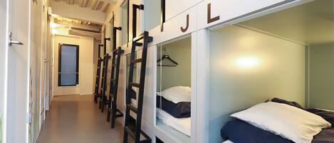 Dormitório compartilhado, em dormitório misto, para não fumantes | Cofres nos quartos, cortinas blackout, Wi-Fi de cortesia, roupa de cama