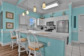 Fridge, microwave, oven, stovetop - Stunning 3BR at Myrtlewood with Pool & Lake Views (Myrtle Beach)