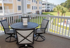 Outdoor dining - Stylish Condo at Myrtlewood Golf Overlooking Pool (Myrtle Beach)
