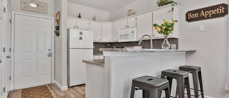 冷蔵庫、電子レンジ、オーブン、コンロ