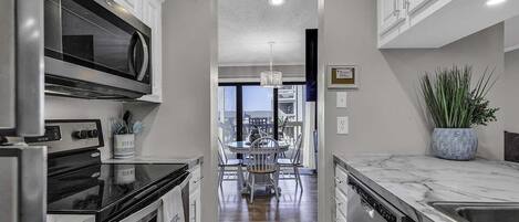 Réfrigérateur, micro-ondes, four, plaque de cuisson