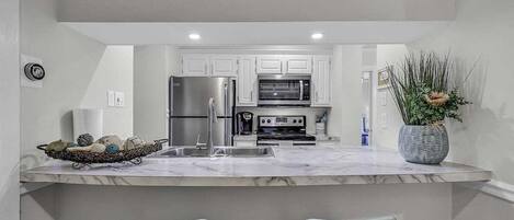 Réfrigérateur, micro-ondes, four, plaque de cuisson