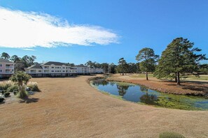 Property grounds - Elegant Retreat: Pool, Lake View, Myrtlewood Golf (Myrtle Beach)