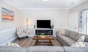 TV - Elegant Retreat: Pool, Lake View, Myrtlewood Golf (Myrtle Beach)