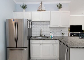 Fridge, microwave, oven, stovetop - Elegant Retreat: Pool, Lake View, Myrtlewood Golf (Myrtle Beach)
