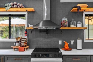 Réfrigérateur, four à micro-ondes, un four, surface de cuisson