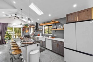 Réfrigérateur, four à micro-ondes, un four, surface de cuisson