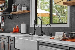 Réfrigérateur, four à micro-ondes, un four, surface de cuisson