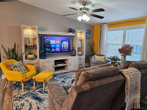 Téléviseur, foyer, table de ping-pong