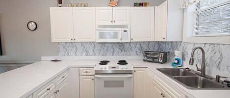 Kjøleskap, mikrobølgeovn, ovn og kokeplater