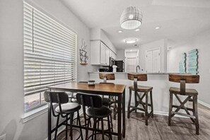 Dining - Maison Place I: Close to Beach and Shore Drive (Myrtle Beach)