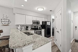 Fridge, microwave, oven, stovetop - Maison Place I: Close to Beach and Shore Drive (Myrtle Beach)