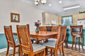 Dining - New, Quiet Lake-view condo near Myrtlewood Golf (Myrtle Beach)