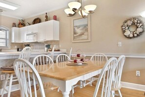 Dining - New, golf villa overlooking pool in Myrtlewood (Myrtle Beach)
