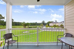 Outdoor dining - New, golf villa overlooking pool in Myrtlewood (Myrtle Beach)