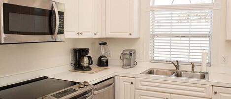 Refrigerador, microondas, horno y parrilla de estufa