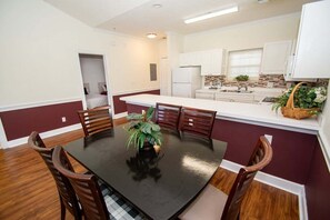 Dining - Quiet 2BR Near Myrtlewood Golf Overlooking Pool (Myrtle Beach)