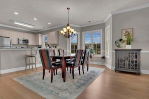 Dining - Stylish 3BR Condo w/ Pool & Myrtlewood Golf Views (Myrtle Beach)