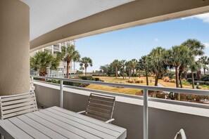Outdoor dining - Beautiful Two-Story Condo Steps From The Beach! (Myrtle Beach)